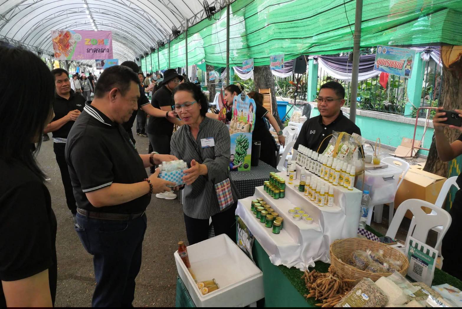 title - เลขาธิการ ส.ป.ก. เยี่ยมทักทายเกษตรกรและซื้อสินค้าในบรรยากาศวันสุดท้ายของการออกร้านขายสินค้า จากเขตปฏิรูปที่ดิน ส่งท้ายงานครบรอบ 51 ปี ส.ป.ก. ณ สำนักงานการปฏิรูปที่ดินเพื่อเกษตรกรรม